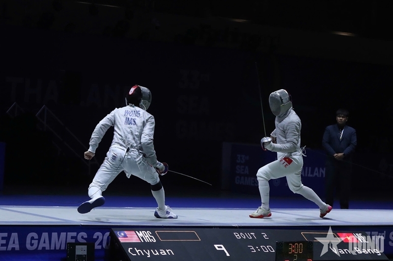 Màn so tài giữa Lê Văn Bang (phải) với đối thủ người Malaysia. Ảnh: QĐND