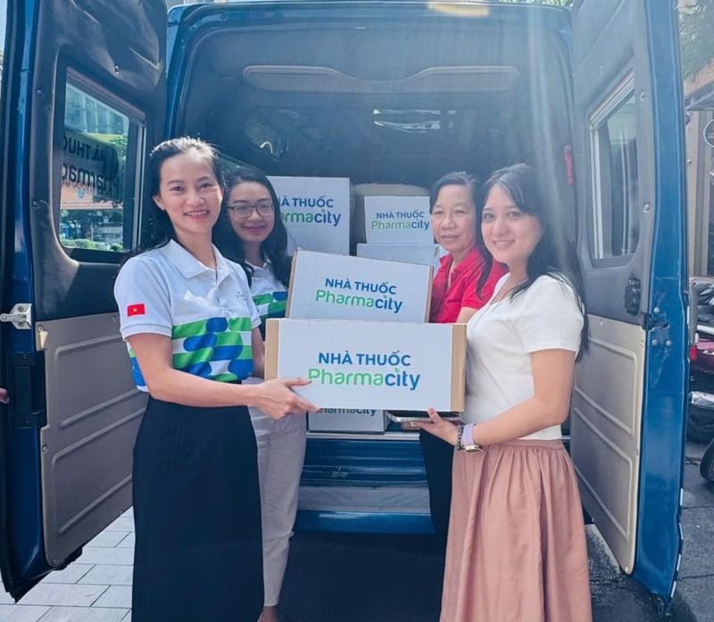Đội ngũ Pharmacity gấp rút chuẩn bị và tập kết các lô thuốc thiết yếu để kịp thời vận chuyển đến vùng tâm lũ, với mong muốn san sẻ khó khăn và bảo vệ sức khỏe người dân sau bão.
