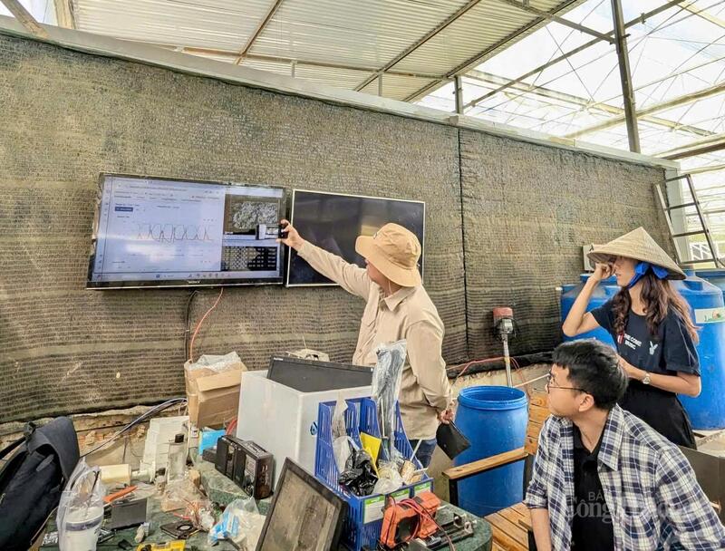 Đội ngũ nhân viên vận hành công nghệ truy xuất nguồn gốc trên sản phẩm. Ảnh: Diễm Thương