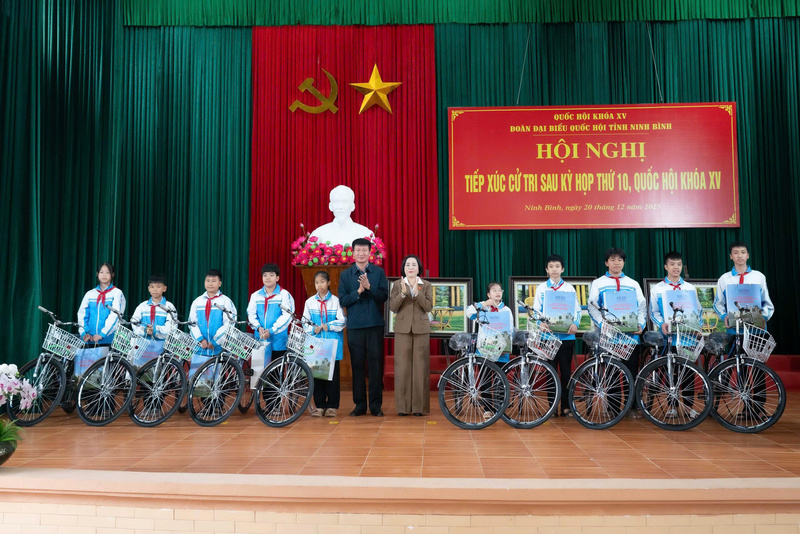 Phó Chủ tịch Quốc hội Nguyễn Thị Thanh tặng quà cho các học sinh có hoàn cảnh khó khăn trên địa bàn xã Lai Thành, Định Hóa và Phát Diệm. Ảnh: VPQH