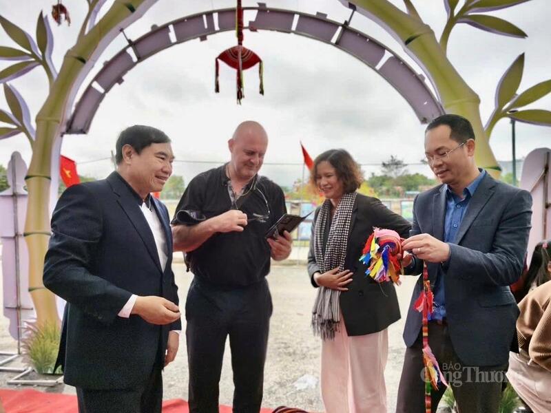 Du khách quốc tế say mê tìm hiểu văn hóa, du lịch Điện Biên.