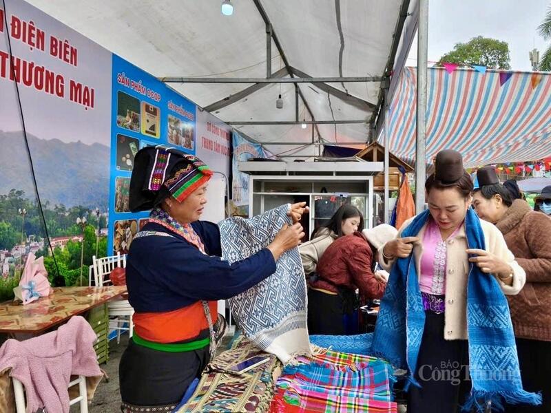 Sản phẩm khăn dệt thủ công của Điện Biên tạo ấn tượng cho người dân và du khách.