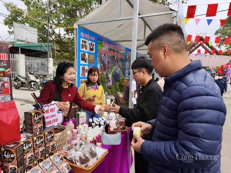 Gian hàng cà phê Hải An (tỉnh Điện Biên) thu hút du khách tới thưởng thức.
