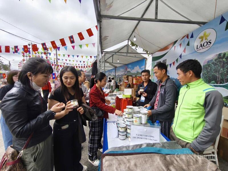 Các sán phẩm từ mắc cam của Lào thu hút người dân và du khách.