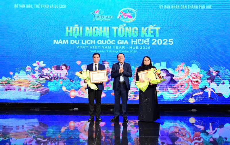 Bộ trưởng Bộ Văn hoá Thể thao và Du lịch Nguyễn Văn Hùng tặng bằng khen cho Lãnh đạo thành phố Huế, Sở Du lịch về những thành tích trong công tác tổ chức Năm Du lịch Quốc gia - Huế 2025. Ảnh: Nguyễn Tuấn