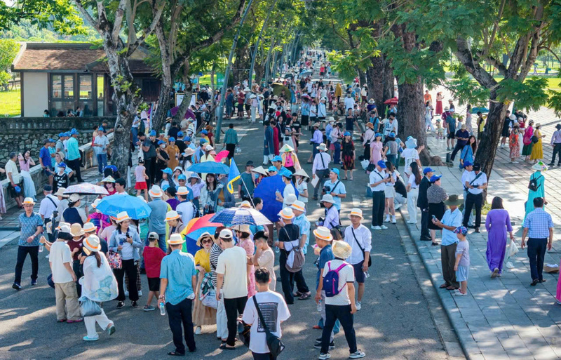 Năm 2025 doanh thu du lịch thành phố Huế đạt hơn 13.000 tỷ đồng, tăng hơn 64% so với cùng kỳ. Ảnh: Nguyễn Tuấn