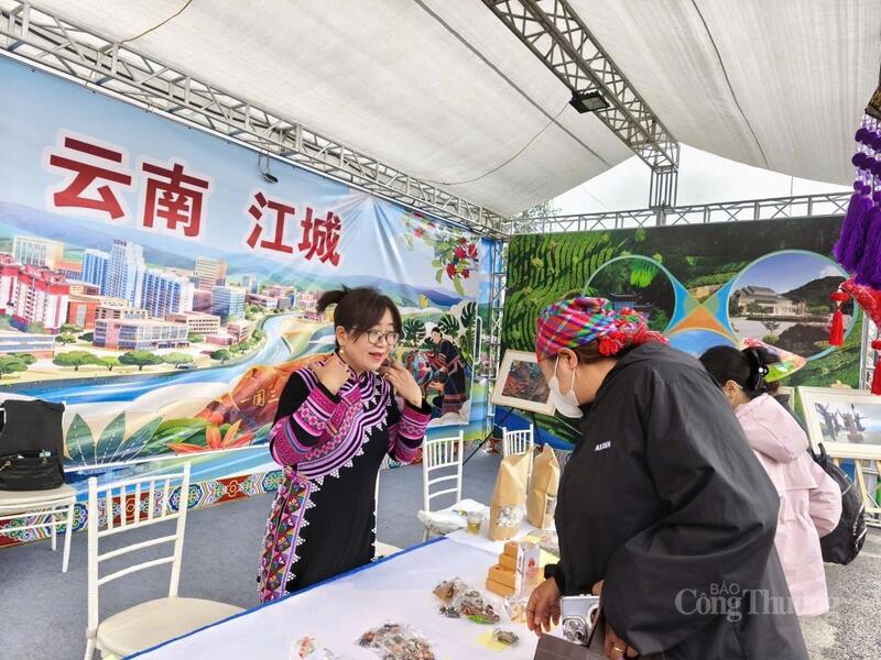 Không gian trưng bày văn hóa, du lịch và các sản phẩm nông sản của Trung Quốc hấp dẫn tại sự kiện.