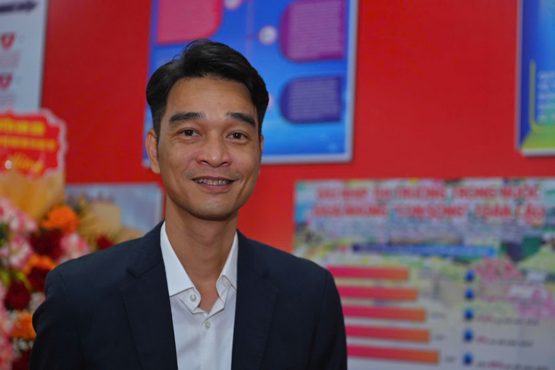 Ông Võ Trung Hiếu - Giám đốc Kinh doanh quốc tế Vinamilk, nhận Bằng khen Doanh nghiệp Xuất khẩu tiêu biểu của Bộ Công Thương. Ảnh: BTC.