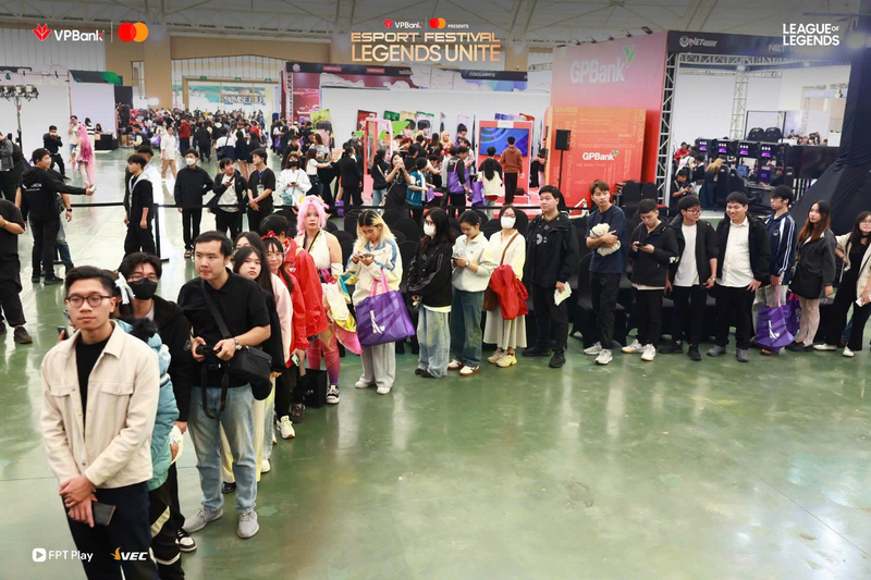 Hàng nghìn fan xếp hàng dài chờ chụp ảnh check-in với bộ sưu tập cúp của T1