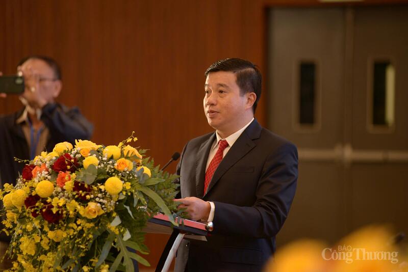 Đồng chí Y Thanh Hà Niê Kđăm, Ủy viên Ban Chấp hành Trung ương Đảng, Bí thư Tỉnh ủy Lâm Đồng phát biểu khai mạc hội thảo. Ảnh: Lê Sơn