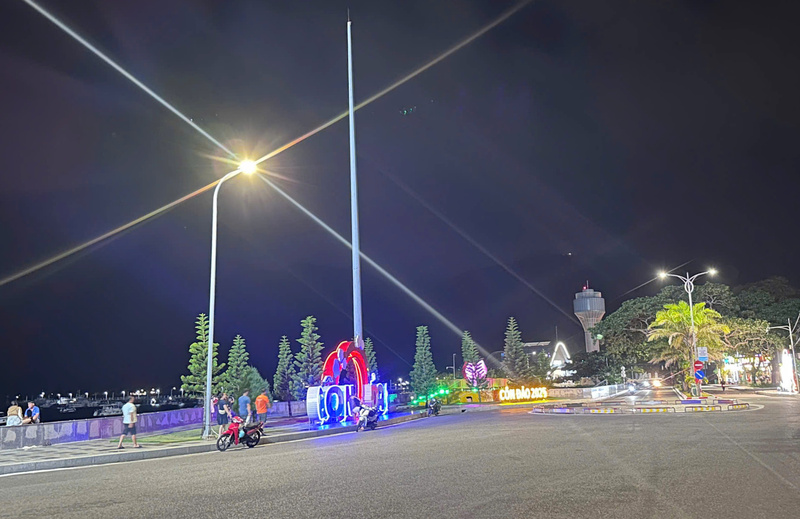 Điện lưới quốc gia ra đặc khu Côn Đảo tạo nền tảng hạ tầng năng lượng ổn định, giúp ngành du lịch bứt phá, thu hút đầu tư và nâng cao chất lượng dịch vụ xanh, bền vững. Ảnh: Minh Khuê