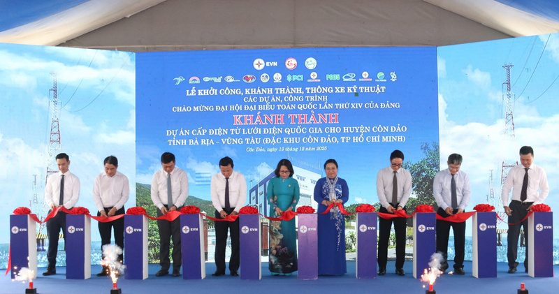 Đại biểu thực hiện nghi thức cắt băng khánh thành Dự án cấp điện từ lưới điện quốc gia cho Đặc khu Côn Đảo. Ảnh: Minh Khuê