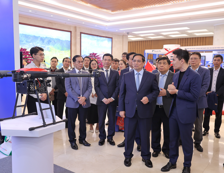 Thủ tướng và các đại biểu tham quan trưng bày các sản phẩm công nghệ tại Diễn đàn - Ảnh: VGP/Nhật Bắc