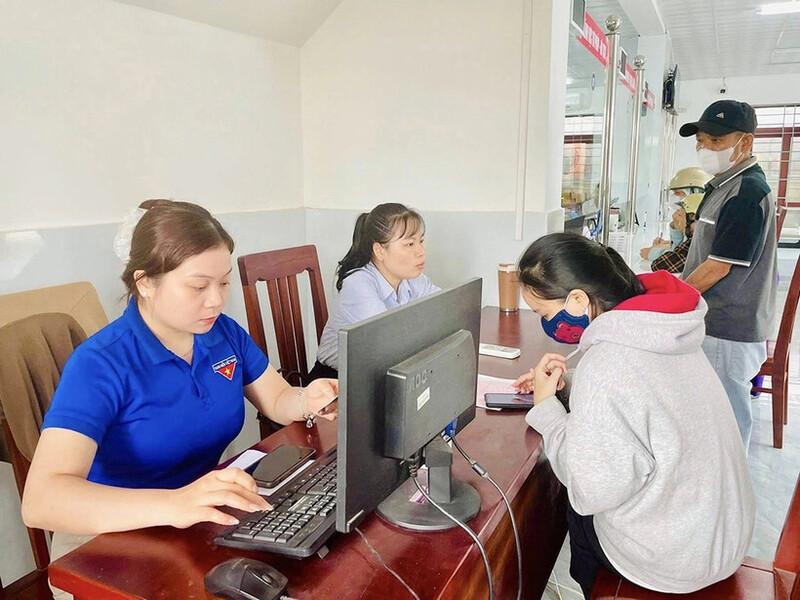 Người dân được hướng dẫn các thao tác đăng ký chữ ký số trên ứng dụng VNeID. Ảnh: VH