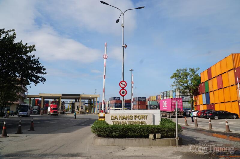 Tại cảng Tiên Sa, 100% đèn chiếu sáng là đèn Led, các xe bus, xe tải phục vụ bảo dưỡng sửa chữa chạy trong khu bến cảng dùng pin điện 100%