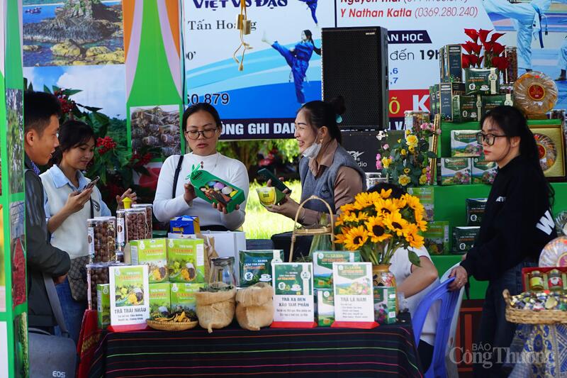 Doanh nghiệp trưng bày sản phẩm tại Hội chợ. Ảnh: Vũ Long