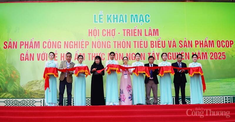 Lãnh đạo các sở ngành cắt băng khai mạc Hội chợ – Triển lãm quà tặng, sản phẩm công nghiệp nông thôn tiêu biểu và sản phẩm OCOP gắn với Lễ hội Ẩm thực món ngon Tây Nguyên năm 2025. Ảnh: Vũ Long