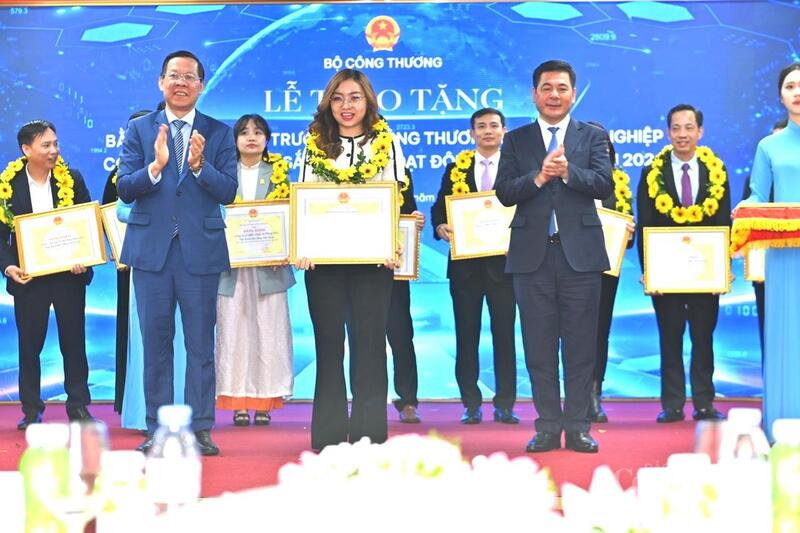 Đại diện Công ty cổ phần Đầu tư Dừa Bến Tre nhận Bằng khen của Bộ trưởng Bộ Công Thương. Ảnh: Nguyễn Nam.