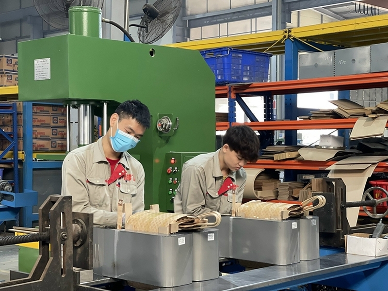 Bên cạnh nỗ lực tự thân, các doanh nghiệp SMEs rất cần được cung cấp kịp thời thông tin về thị trường, quy định xuất xứ, cũng như hỗ trợ tư vấn để tổ chức lại sản xuất, lựa chọn nguyên vật liệu phù hợp, đáp ứng yêu cầu của từng FTA cụ thể. Ảnh: Hà Thanh