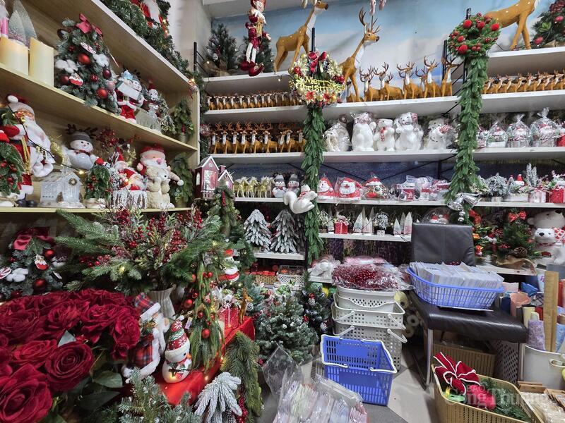 Cửa hàng nhập sẵn đồ trang trí Giáng sinh.