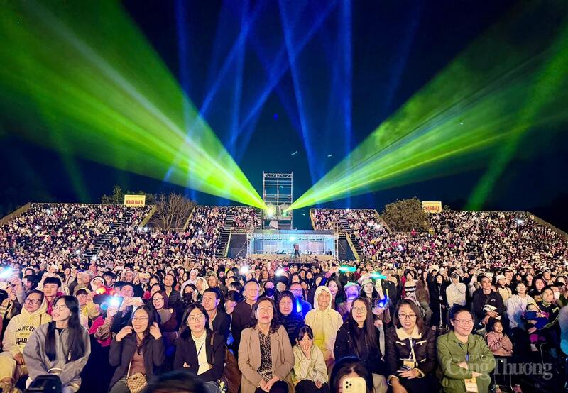 Đông đảo nhân dân và du khách tại lễ đón nhận Bằng công nhận Quần thể di tích và danh thắng Yên Tử - Vĩnh Nghiêm - Côn Sơn, Kiếp Bạc là Di sản văn hóa thế giới.