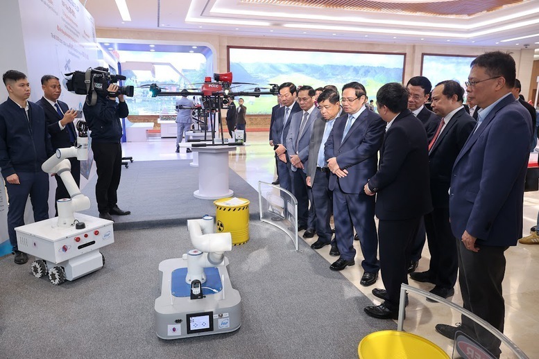 Thủ tướng và các đại biểu tham quan trưng bày các sản phẩm công nghệ tại Diễn đàn - Ảnh: VGP/Nhật Bắc