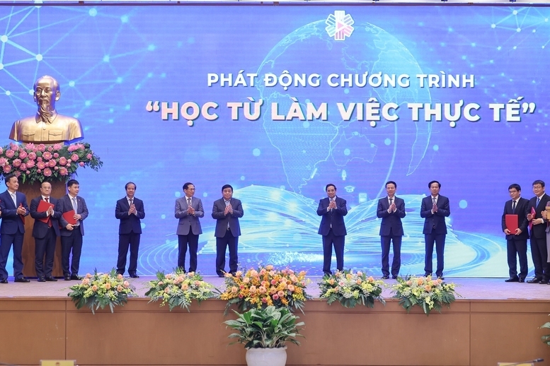 Thủ tướng và các đại biểu cùng thực hiện nghi thức phát động chương trình "Học từ việc làm thực tế" - Ảnh: VGP/Nhật Bắc