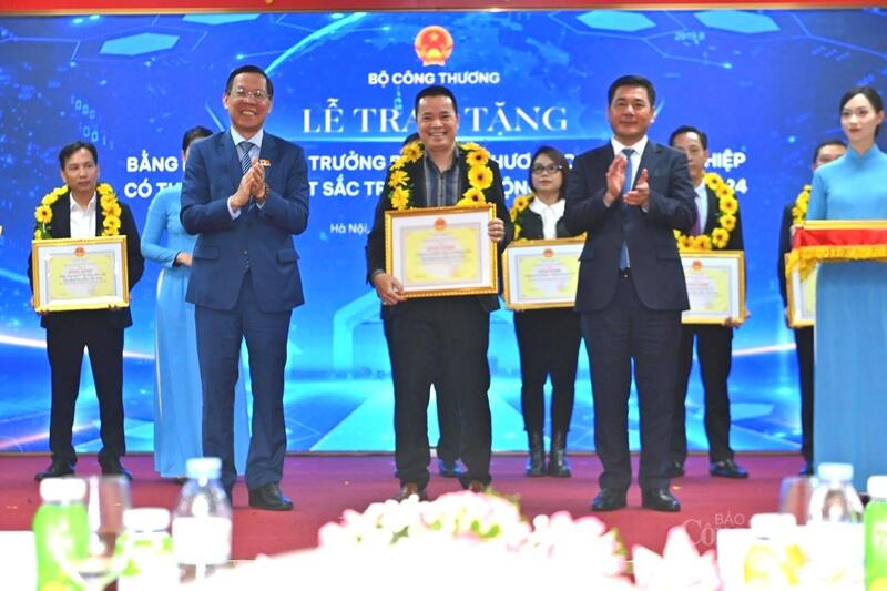 Đại diện Công ty TNHH Chè Á Châu nhận Bằng khen của Bộ trưởng Bộ Công Thương. Ảnh Nguyễn Nam