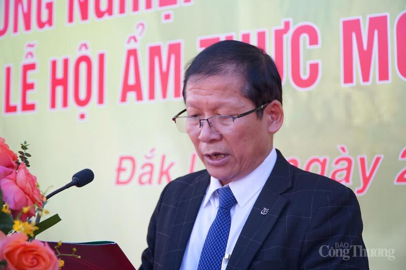 Ông Nguyễn Văn Nhiệm - Phó Giám đốc Sở Công Thương Đắk Lắk phát biểu tại buổi khai mạc. Ảnh: Vũ Long