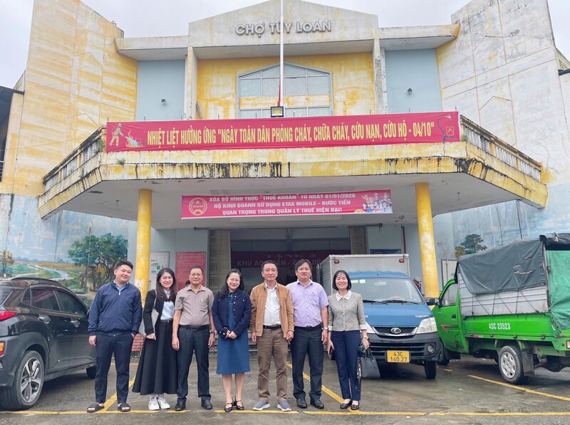 Đoàn công tác của Bộ Công Thương đi kiểm tra, khảo sát chợ Túy Loan, xã Hòa Vang, thành phố Đà Nẵng