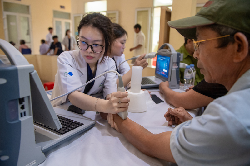 Các dược sĩ của Pharmacity tư vấn sức khỏe cho bà con tại Cẩm Thủy, Thanh Hóa.