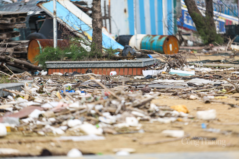 Theo ghi nhận của phóng viên Báo Công Thương tại bãi biển Thiên Cầm (xã Thiên Cầm, Hà Tĩnh), rác thải trải dài hàng km dọc mép nước. Chiếm phần lớn trong số đó là các mảng xốp vỡ vụn, chai nhựa, túi nilon và đặc biệt là rất nhiều chai lọ thủy tinh sắc nhọn nằm vùi sâu dưới cát, tiềm ẩn nguy cơ gây chấn thương cho bất kỳ ai vô ý dẫm phải.