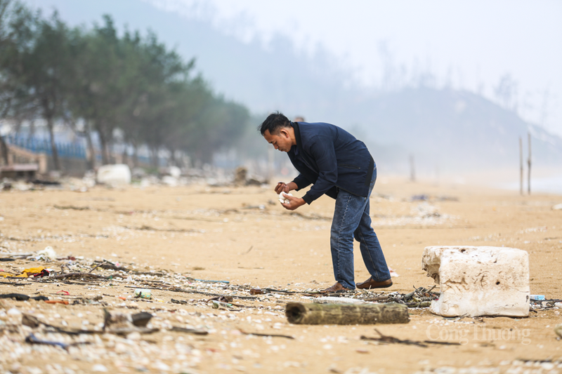Hình ảnh "cung đàn biển" bị hoen ố bởi rác thải không chỉ ảnh hưởng đến môi trường sinh thái mà còn trực tiếp kéo lùi sức hút của ngành du lịch địa phương.