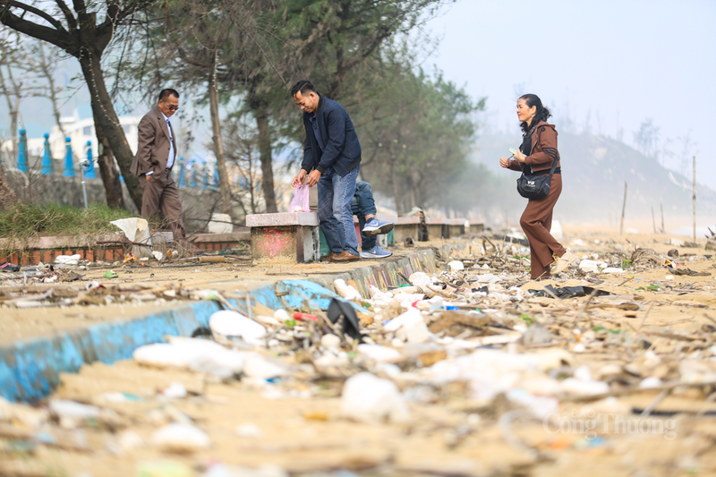 Ông Phạm Xuân Sinh (du khách) chia sẻ: “Gia đình tôi thường ghé Thiên Cầm vì bãi biển này còn hoang sơ và sạch sẽ. Tuy nhiên, nay rác ở khắp mọi nơi, từ vỏ bao nilon đến những khối xốp trắng xóa cả một vùng. Ngay sát các bậc thang đi xuống biển là những chiếc thùng phuy rỉ sét và khung sắt cũ nát trông rất đáng sợ. Chúng tôi không dám cho con xuống biển chơi lâu vì quá bẩn và nguy hiểm”.