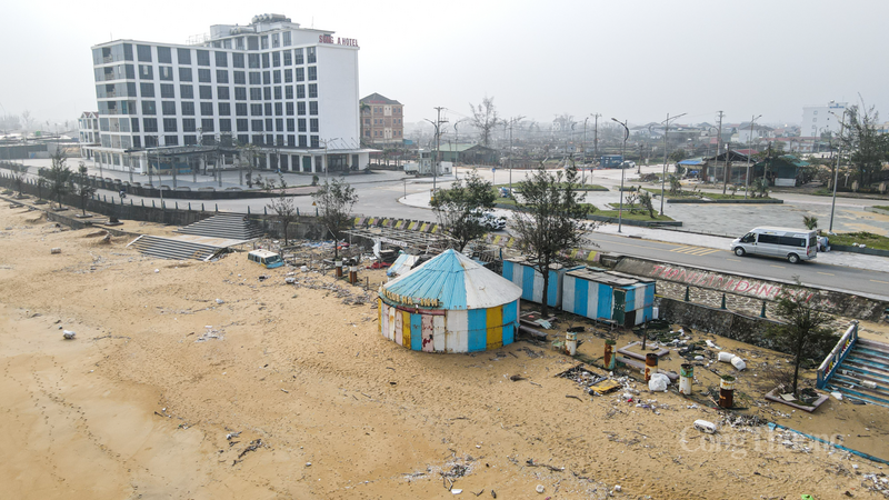 Bãi biển Thiên Cầm dường như bị nhiều chủ hộ coi là kho chứa đồ phế thải.