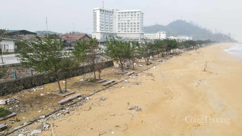 Ước tính, khối lượng rác đang tồn đọng tại đây lên đến hàng trăm tấn, biến bãi tắm lý tưởng thành bãi tập kết rác khổng lồ.