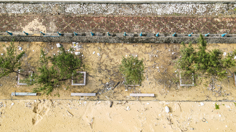 Trước tình trạng trên, trả lời phóng viên Báo Công Thương, ông Võ Tá Nhân, Chủ tịch UBND xã Thiên Cầm cho biết, thời gian qua, hàng trăm tấn rác thải đã trôi dạt vào bờ biển xã Thiên Cầm khiến không gian nơi đây vô cùng nhếch nhác. “Để giải quyết vấn đề trên, xã đã huy động người dân, các đơn vị ra quân dọn dẹp. Dự kiến đối với rác thải hữu cơ sau khi thu gom sẽ xử lý bằng cách chôn lấp, còn rác thải nhựa sẽ đưa đến nhà máy xử lý rác thải để đảm bảo môi trường”, ông Nhân chia sẻ thêm.