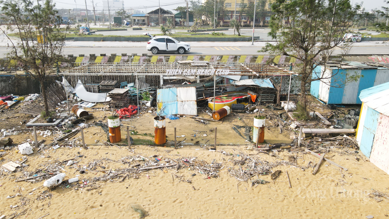 Cả chiều dài bãi biển bị rác thải bủa vây.