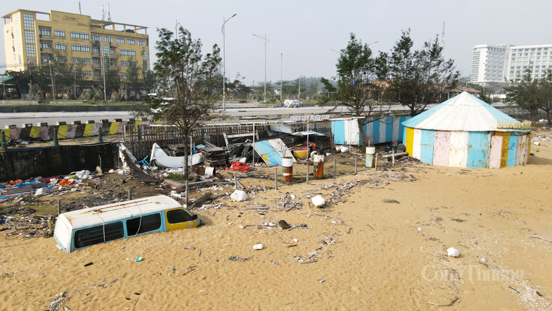 Sau khi mùa du lịch kết thúc, nhiều cơ sở kinh doanh dịch vụ ăn uống, vui chơi giải trí trên bãi biển đã "đem con bỏ chợ".