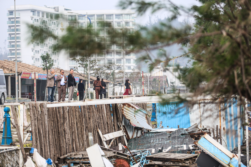 Chứng khiến rác thải tràn ngập khắp bãi biển khiến du khách ngán ngẩm.