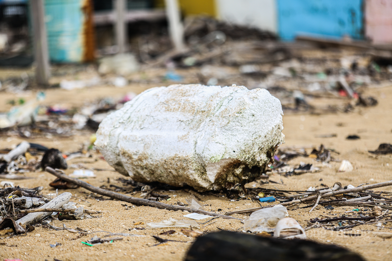 Rác thải bủa vây ‘cung đàn biển’ miền Trung - 4