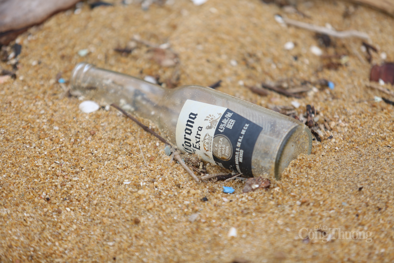 Rác thải chủ yếu là xốp, chai lọ, lưới đánh cá và cành cây khô.