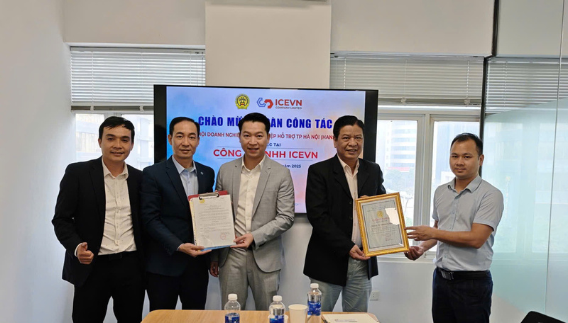 HANSIBA đã trao quyết định chứng nhận hội viên chính thức cho ICEVN. Ảnh: Đình Tuấn