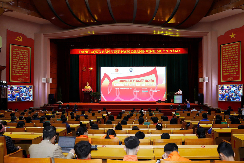 Toàn cảnh chương trình “Chung tay vì người nghèo - không để ai bị bỏ lại phía sau” do Bộ Nông nghiệp và Môi trường phối hợp với UBND tỉnh Lạng Sơn tổ chức ngày 20/12. Ảnh: NNVN