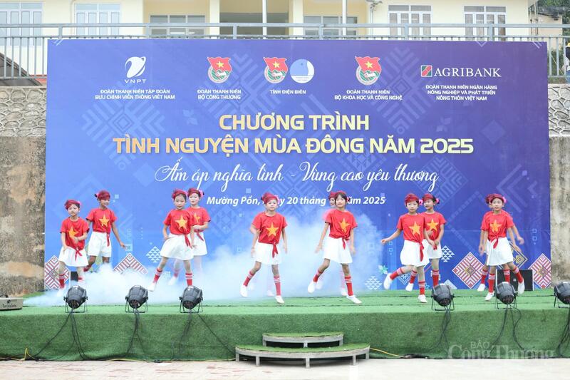 Những tiết mục văn nghệ do học sinh và đội văn nghệ địa phương biểu diễn đã mở đầu buổi lễ trao tặng. Ảnh: Quỳnh Trang