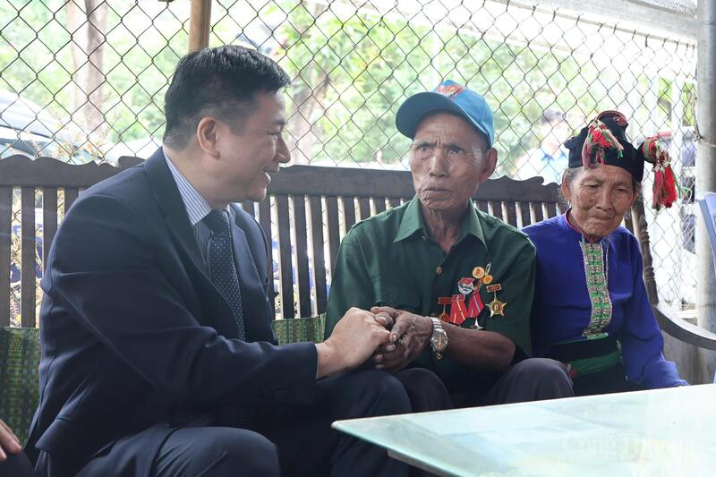 Đoàn công tác thăm, tặng quà gia đình người có công tại bản Púng Giắt 1, xã Mường Pồn. Ảnh: Quỳnh Trang