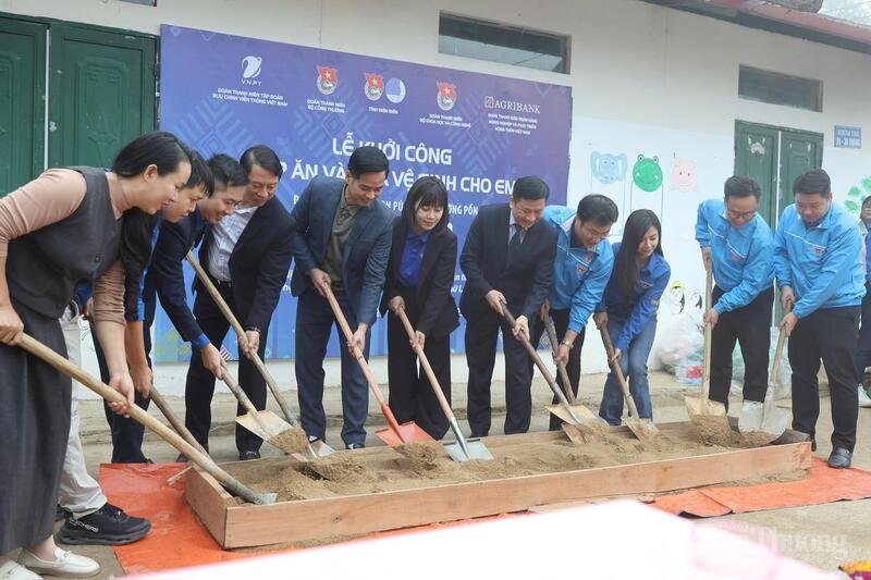 Khởi công công trình “Bếp ăn và nhà vệ sinh cho em” tại điểm trường mầm non Pú Chả, xã Mường Pồn. Ảnh: Quỳnh Trang