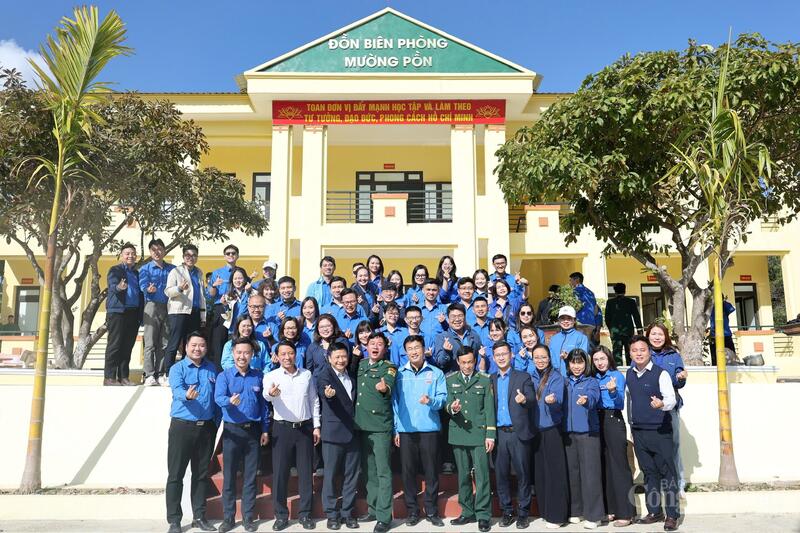 Đoàn Thanh niên các cơ quan Trung ương thăm, động viên cán bộ, chiến sĩ Đồn Biên phòng Mường Pồn. Ảnh: Quỳnh Trang