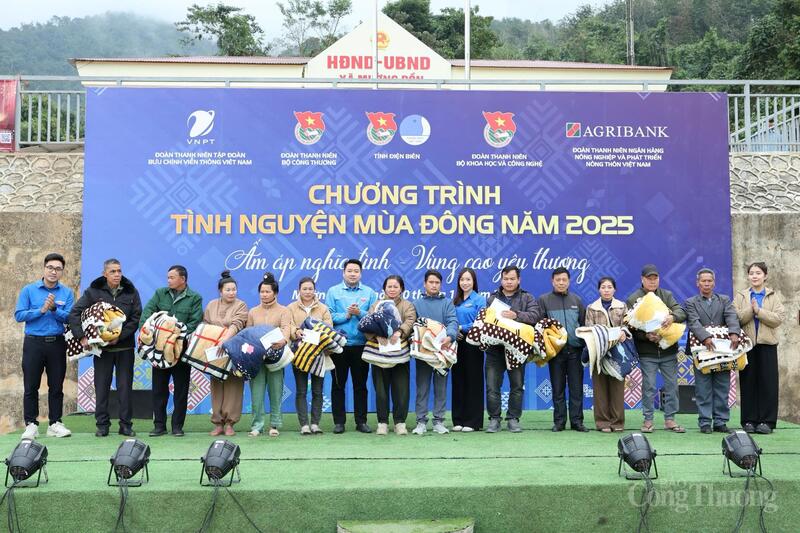 Chương trình Tình nguyện mùa Đông 2025 góp phần chăm lo an sinh, tạo động lực phát triển bền vững cho vùng cao, biên giới Điện Biên. Ảnh: Quỳnh Trang