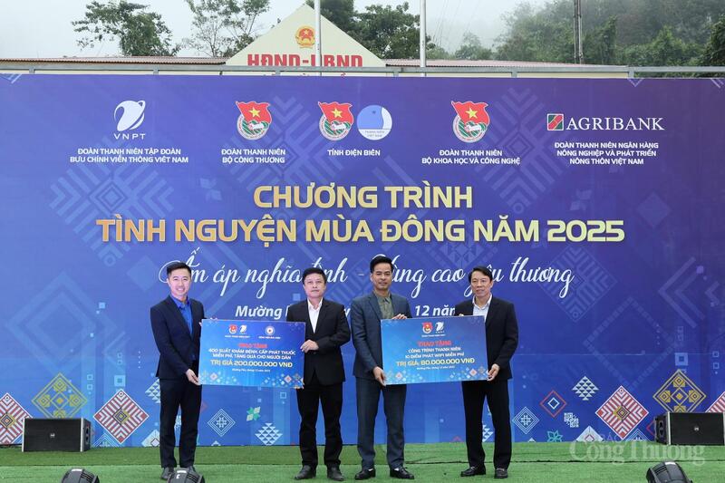 Chương trình Tình nguyện mùa Đông 2025 tại UBND xã Mường Pồn, tỉnh Điện Biên. Ảnh: Quỳnh Trang